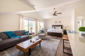 *Cozy Studio Carriage House- Minutes from Downtown